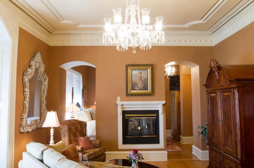 Deluxe Queen Suite interior
