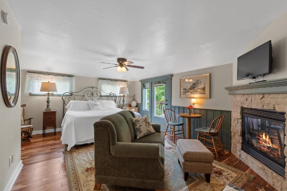 King Suite with Balcony interior